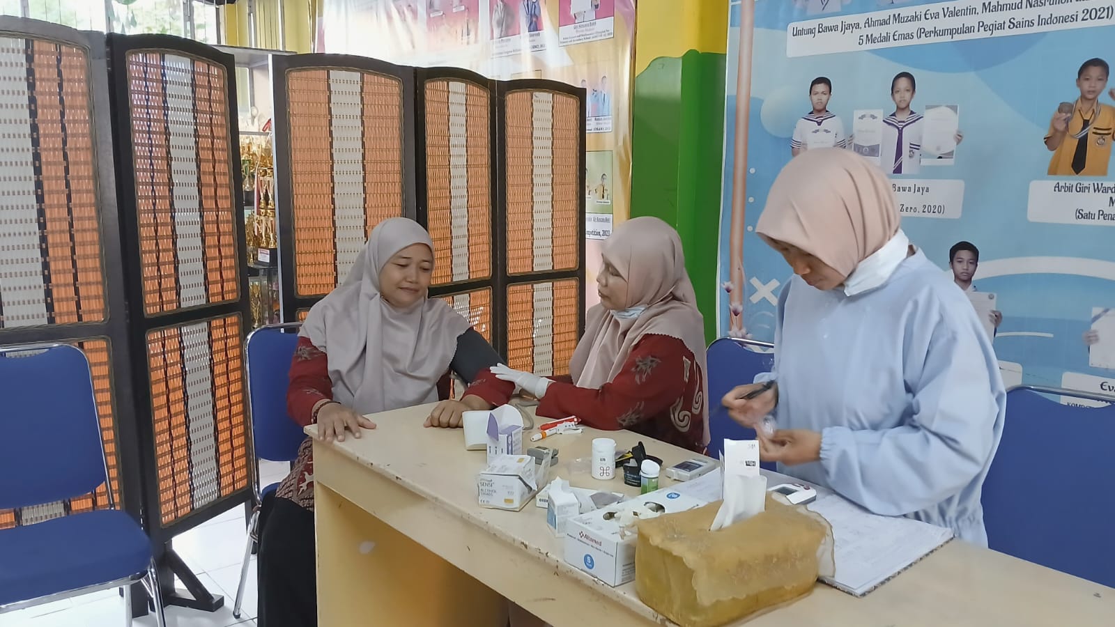 PEMERIKSAAN KESEHATAN GURU DAN STAF SEKOLAH AKAR PANRITA MAMMINASATA